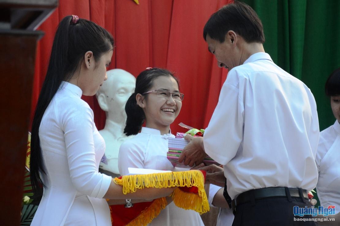 Đại diện Ban giám hiệu tặng quà cho các em học sinh đạt thành tích cao trong năm học. Ảnh: Hiền Linh.