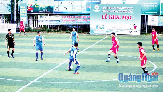 Các cầu thủ Sở VH-TT&DL (áo xanh) và Công ty Mai Linh Quảng Ngãi tạo nên trận đấu có đến 13 bàn thắng.