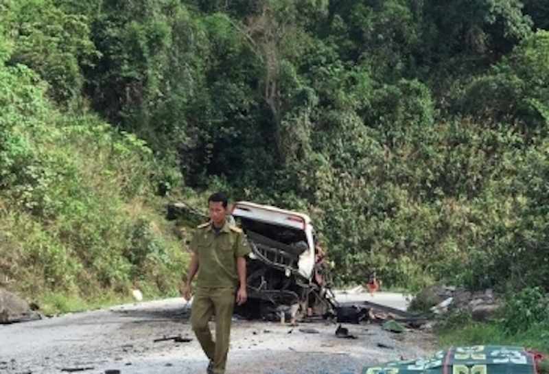  Hiện trường vụ nổ xe khách kinh hoàng, khiến 9 người Việt Nam tử vong tại chỗ.