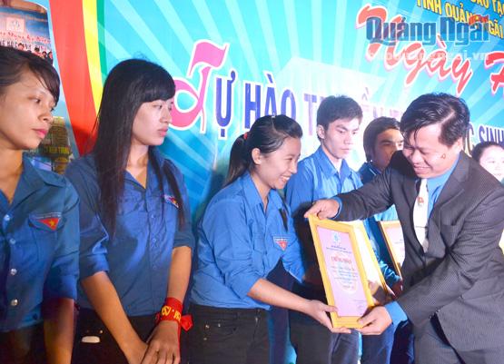 Anh Nguyễn Hoàng Hiệp - Phó Bí thư Tỉnh đoàn trao khen thưởng cho ĐVTN có thành tích xuất sắc trong phong trào thanh thiếu nhi.                                                                                                                                                                                           Ảnh: TL