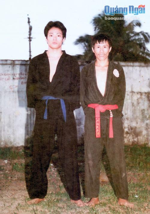  Hai thầy trò chụp ảnh lưu niệm Lưu Phước Quý (bên phải).