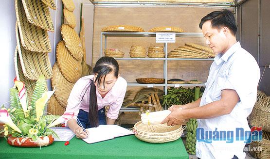 Người dân tham quan, mua sắm tại gian hàng giới thiệu sản phẩm địa phương tại phiên chợ hàng Việt huyện Tây Trà 2016.