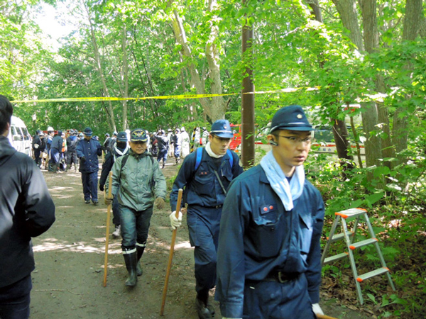 75 nhân viên GSDF cùng khoảng 130 nhân viên cứu hỏa, cảnh sát và các tình nguyện viên tham gia tìm kiếm Yamato Tanooka. Ảnh: The Asahi Shimbun