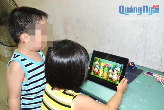 Gia đình phải kiểm soát trẻ em về thời gian và nội dung khi sử dụng ipad.                            Ảnh: pv