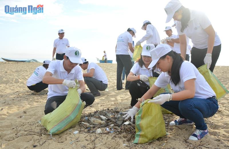 Đoàn viên công đoàn, đoàn viên thanh niên thu gom rác tại bãi biển thôn Tân An.