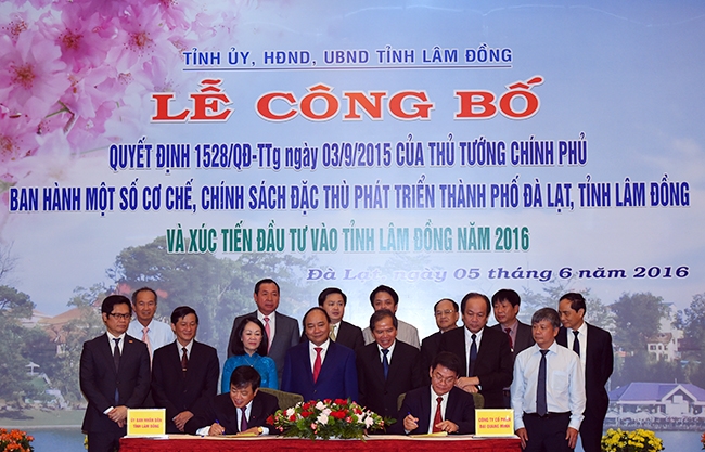 Thủ tướng Nguyễn Xuân Phúc chứng kiến lễ ký thỏa thuận giữa tỉnh Lâm Đồng và các doanh nghiệp-Ảnh VGP/Quang Hiếu