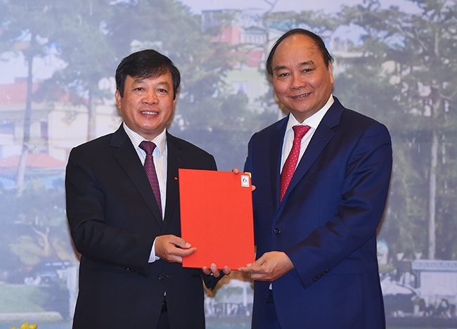 Thủ tướng Nguyễn Xuân Phúc trao Quyết định 1528/QĐ-TTg cho lãnh đạo địa phương-Ảnh VGP/Quang Hiếu