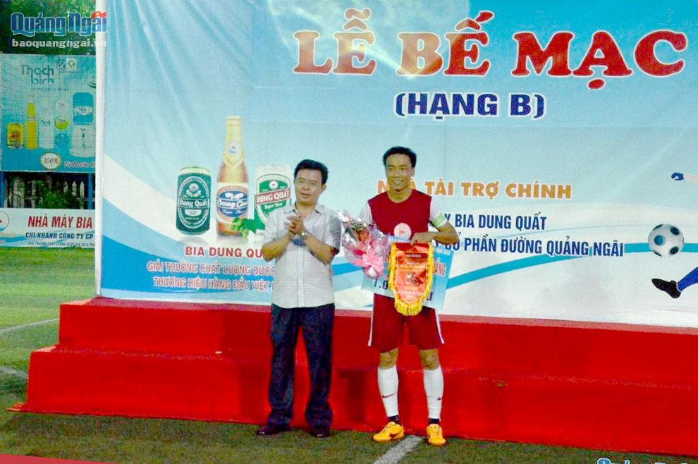 Cầu thủ xuất sắc nhất giải là Đình Việt, danh hiệu “vua phá lưới” được trao cho cầu thủ Võ Duy Nhất( LĐLĐ TP. Quảng Ngãi) với 7 bàn thắng.