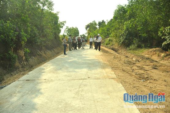 uyến đường giao thông qua thôn 2, xã Trà Giang được đầu tư bê tông kiên cố từ nguồn vốn viện trợ của Chính phủ Ai Len.