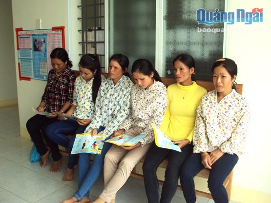 Chị em phụ nữ Hrê Ba Tơ đi thực hiện kế hoạch hóa gia đình tại Trung tâm Y tế huyện.
