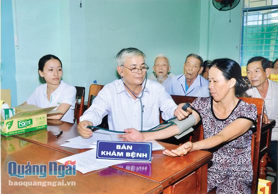  Cán bộ y, bác sĩ Hội Châm cứu tỉnh khám bệnh từ thiện cho người dân TP.Quảng Ngãi.