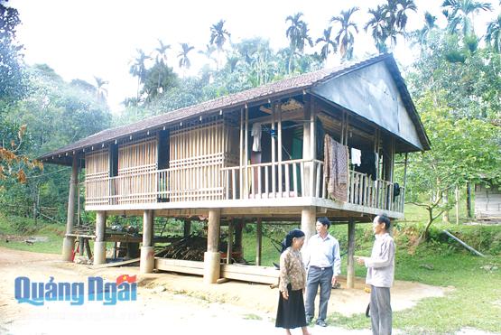 Già Đuối (phải) trò chuyện cùng người dân trong làng Tan Via về phát triển kinh tế gia đình.