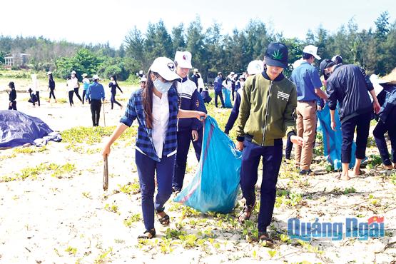 Đoàn thanh niên dọn dẹp rác thải tại bờ biển xã Bình Hải (Bình Sơn).        
