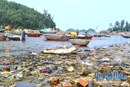 Bãi biển Sơn Trà, Bình Đông ngập tràn rác thải. Ảnh: Ý Thu