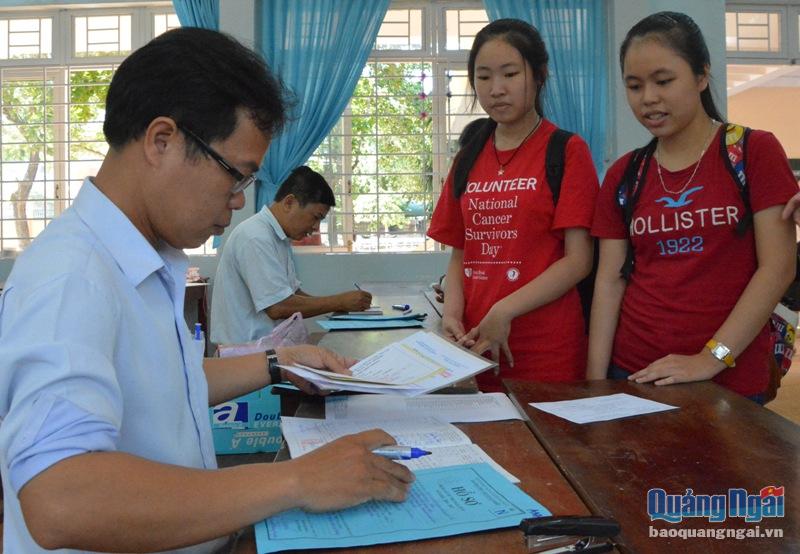 Thí sinh nộp hồ sơ dự thi tại Trường THPT Chuyên Lê Khiết.