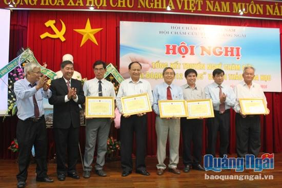Các cá nhân nhận kỷ niệm chương của Hội Châm cứu Việt Nam tại hội nghị