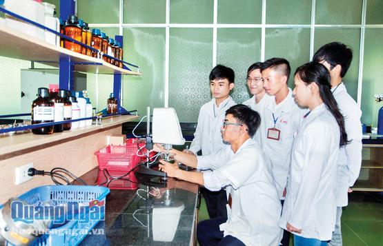 Sinh viên Trường Đại học Công nghiệp TP. Hồ Chí Minh phân hiệu tại Quảng Ngãi thực hành tại phòng thực hành hóa dầu. Ảnh: NKĐ