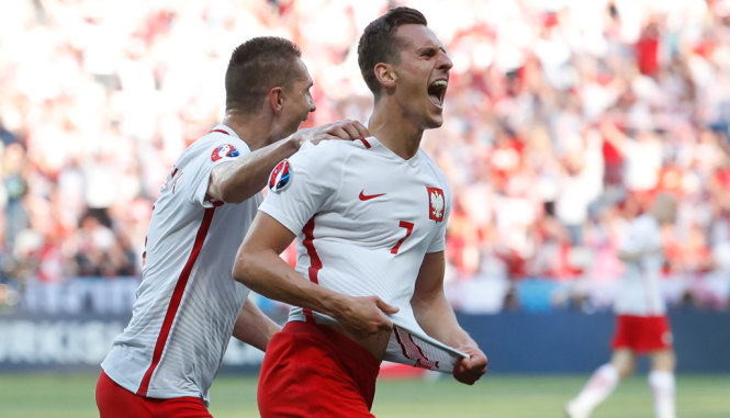 Arkadiusz Milik ăn mừng bàn thắng vào lưới Bắc Ireland - Ảnh: REUTERS