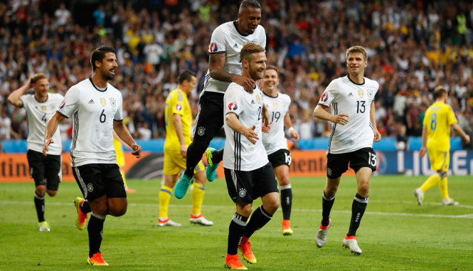 Các cầu thủ Đức ăn mừng bàn thắng của Mustafi - Ảnh: REUTERS