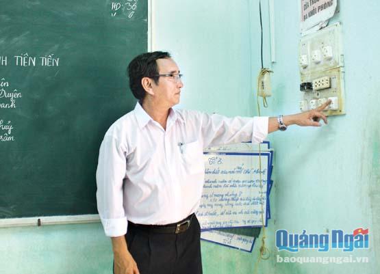 Thầy Bạch Ngọc Lâm- Hiệu trưởng Trường THPT Huỳnh Thúc Kháng kiểm tra lại hệ thống quạt, điện sẵn sàng cho kỳ thi tuyển sinh vào lớp 10.