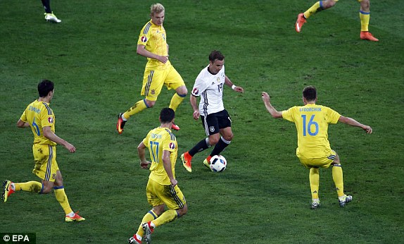 Gotze trong một pha đi bóng giữa vòng vây các cầu thủ Ukraine