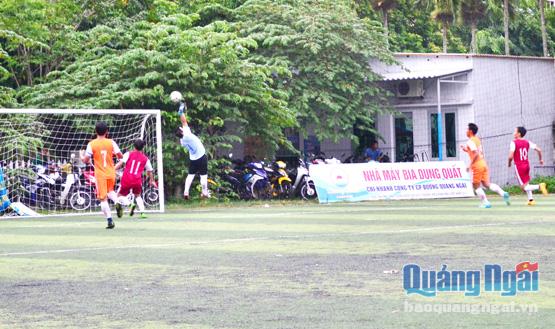 Một pha cứu thua ngoạn mục của thủ môn đội LĐLĐ huyện Sơn Tây trong trận đấu với LĐLĐ TP.Quảng Ngãi.