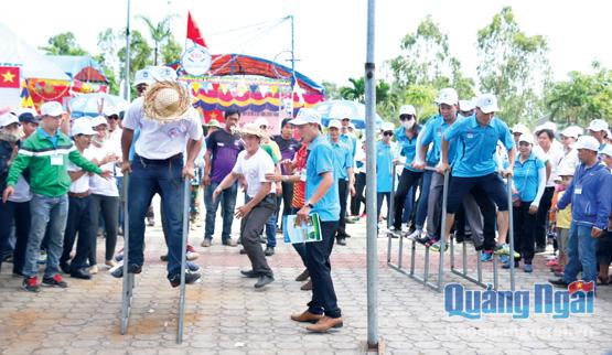 Các đội tham dự trò chơi con thuyền công nhân.                                  ảnh: HM