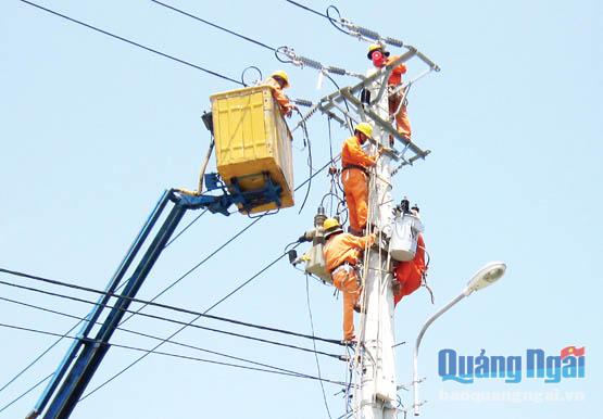 Công ty Điện lực Quảng Ngãi thường xuyên kiểm tra, bảo dưỡng thiết bị trên lưới điện, nhằm nâng cao chất lượng phục vụ người dân.
