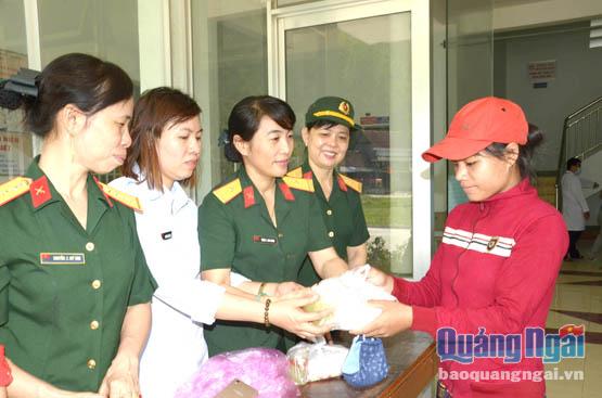  Từ tiền quỹ của hội phụ nữ, các chị tổ chức bữa cơm tình thương cho bệnh nhân nghèo ở các huyện miền núi trong tỉnh.