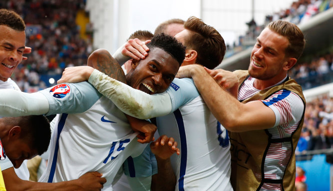 Các cầu thủ Anh ăn mừng bàn thắng của Sturridge - Ảnh: REUTERS