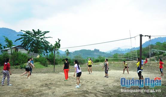 Phụ nữ xã Trà Xinh tham gia đánh bóng chuyền để rèn luyện sức khỏe.