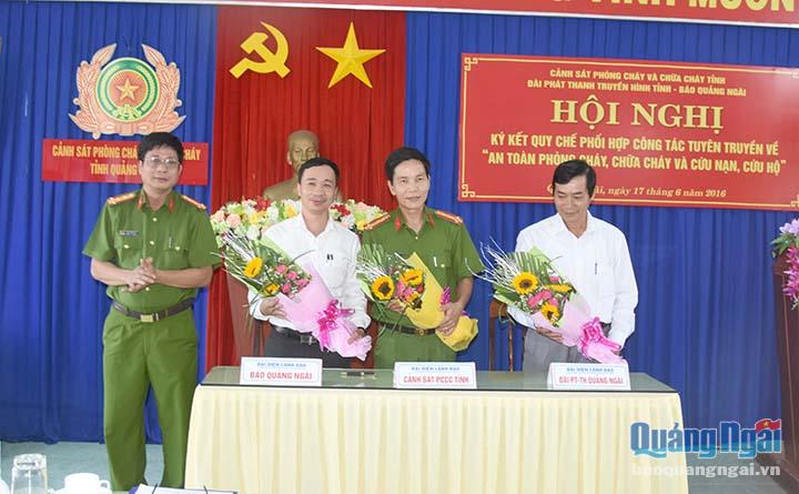 Lãnh đạo Cảnh sát PCCC tỉnh tặng hoa cho 3 đơn vị tham gia ký kết