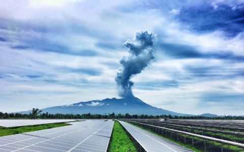  Núi lửa Kanlaon phun trào ngày 18/6. Ảnh Inquirer