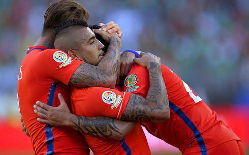  Các cầu thủ Chile ăn mừng chiến thắng. (Ảnh: Getty).