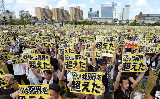 Hàng chục ngàn người tham gia cuộc biểu tình ở Okinawa - Ảnh: Reuters