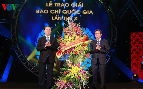  Chủ tịch nước Trần Đại Quang (bên trái) và Chủ tịch Hội Nhà báo Việt Nam - ông Thuận Hữu