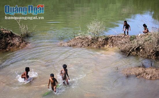 Vì quá thiếu sân chơi, nên nhiều trẻ em nông thôn, miền núi thường tìm đến các trò chơi rủi ro như tắm sông, hồ