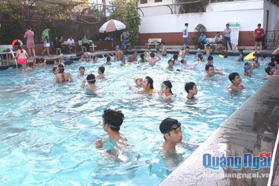 Ngày hè, trẻ em đến các hồ bơi để  học bơi tăng đáng kể.