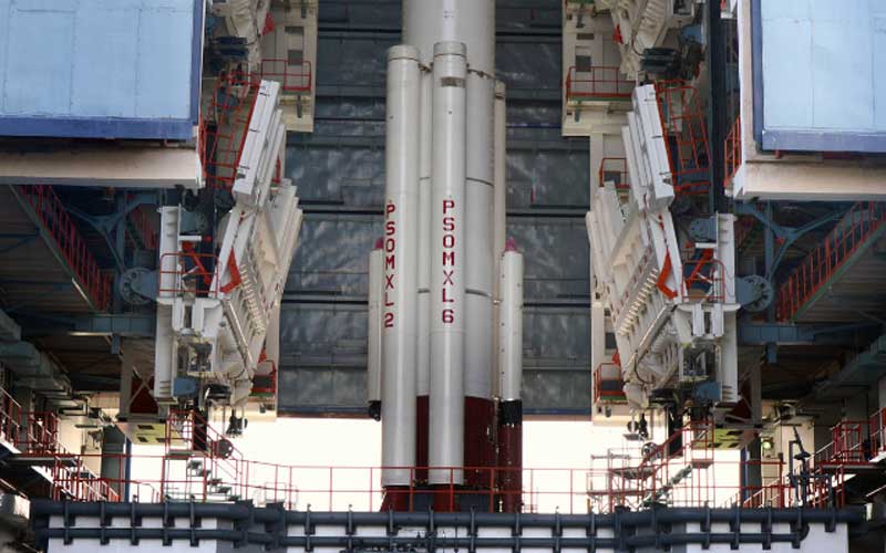 Tên lửa đẩy PSLV-C34 trước khi rời bệ phóng.