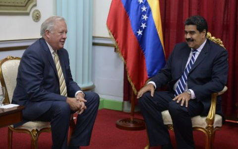 Tổng thống Venezuela Nicolas Maduro (phải) gặp Đặc phái viên Mỹ Thomas Shannon. Ảnh Reuters