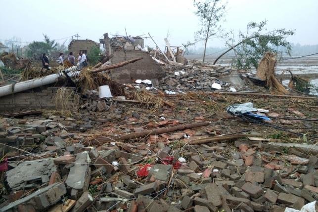Khung cảnh tan hoang sau trận mưa chiều 23-6 tại thành phố Diêm Thành, tỉnh Giang Tô, Trung Quốc - Ảnh: Reuters