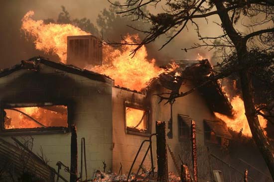 Một ngôi nhà bị đám cháy rừng Erskine nhấn chìm trong lửa ở Weldon, California, Mỹ, ngày 24-6-2016. Ảnh: REUTERS