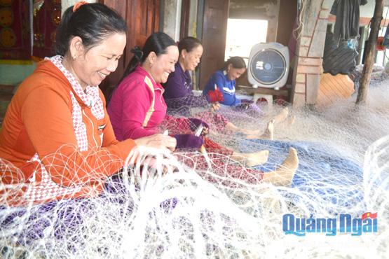  Hình ảnh các bà, các chị đang cần mẫn đan, vá lưới đã trở nên thân thuộc ở làng chài Tịnh Kỳ (TP.Quảng Ngãi).