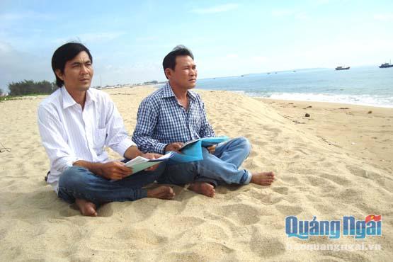 Hai ngư dân Nguyễn Anh Tuấn và Phạm Văn Cu buồn bã, thất vọng vì bị từ chối cho vay đóng tàu 67.