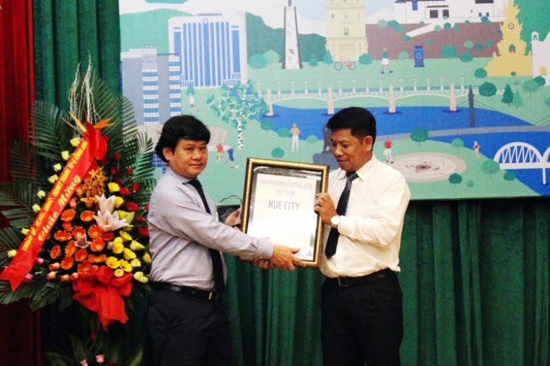  Ông Nguyễn Văn Thành - Chủ tịch UBND thành phố Huế vinh dự nhận bằng công nhận “Thành phố Xanh Quốc gia năm 2016”.