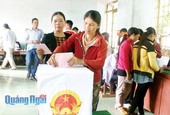 Cử tri xã Sơn Linh (Sơn Hà) đi bầu cử đại biểu Quốc hội và ĐB HĐND các cấp, nhiệm kỳ 2016 -2021.                                                                                      ẢNH: TH. THUẬN