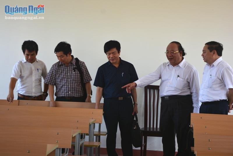 PGS- TS Nguyễn Bảo Hoàng Thanh kiểm tra công tác chuẩn bị tại điểm thi Trường ĐH Phạm Văn Đồng.