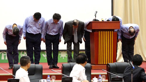 Ông Trần Nguyên Thành - Chủ tịch Hội đồng quản trị Formosa (áo đen) cùng 6 đại diện khác cúi đầu xin lỗi Chính phủ và nhân dân Việt Nam.