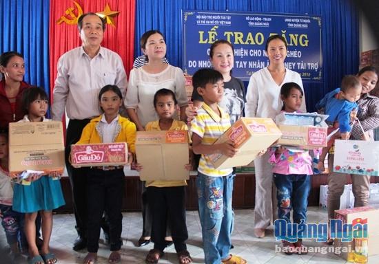 100 suất quà được trao tận tay cho người nghèo huyện Tư Nghĩa.