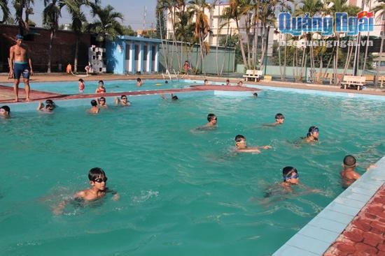 Sau hơn một tháng theo học, các em đã thành thạo những kỹ năng bơi lội cơ bản.